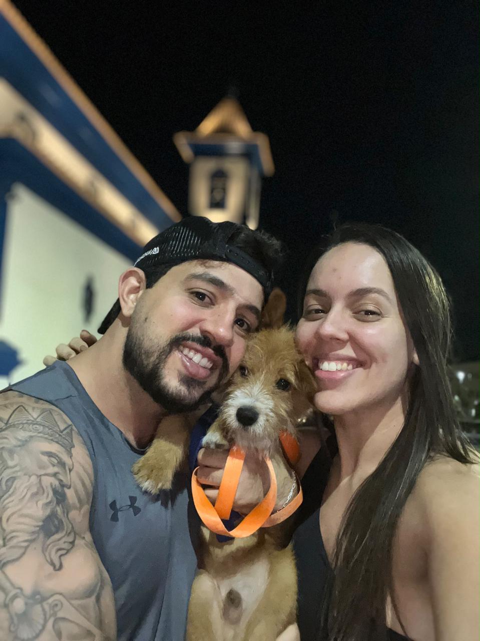 Thalyta e Maurício com seu cachorro