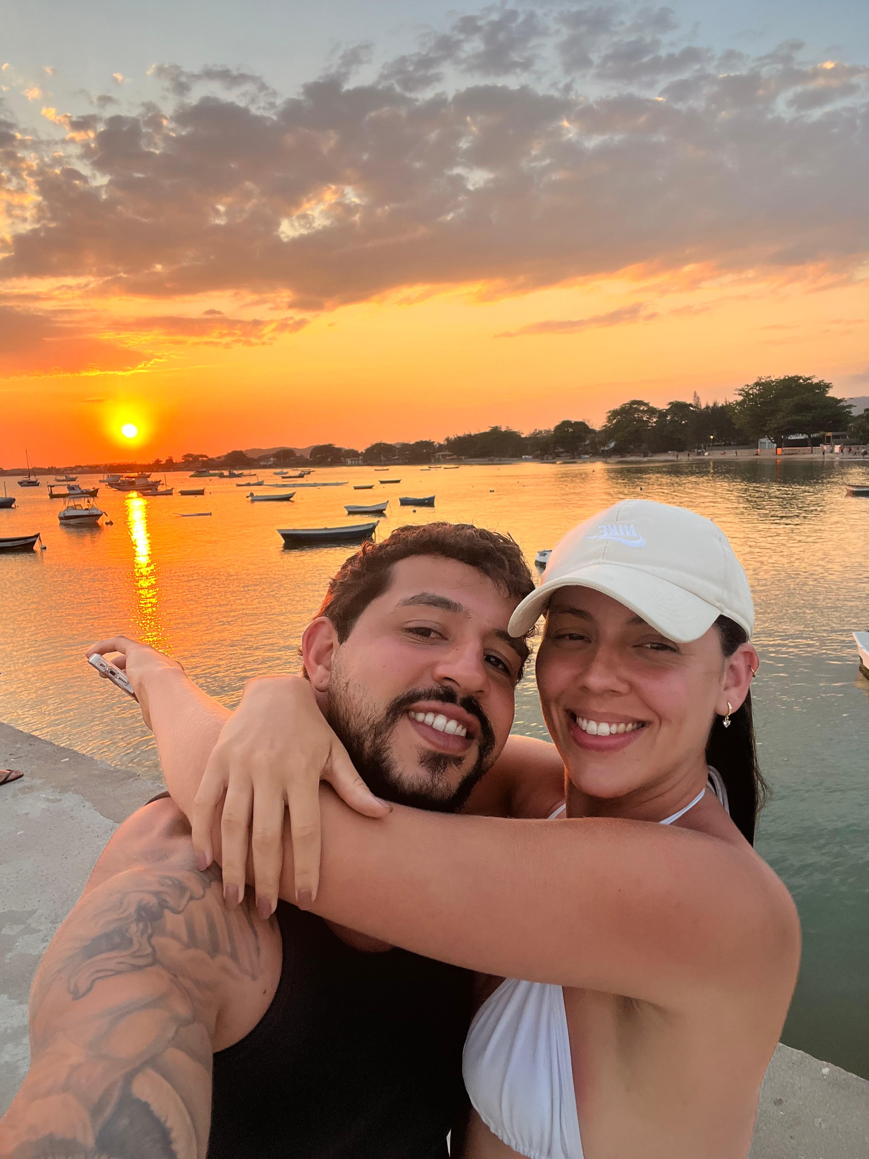 Thalyta e Maurício abraçados ao pôr do sol
