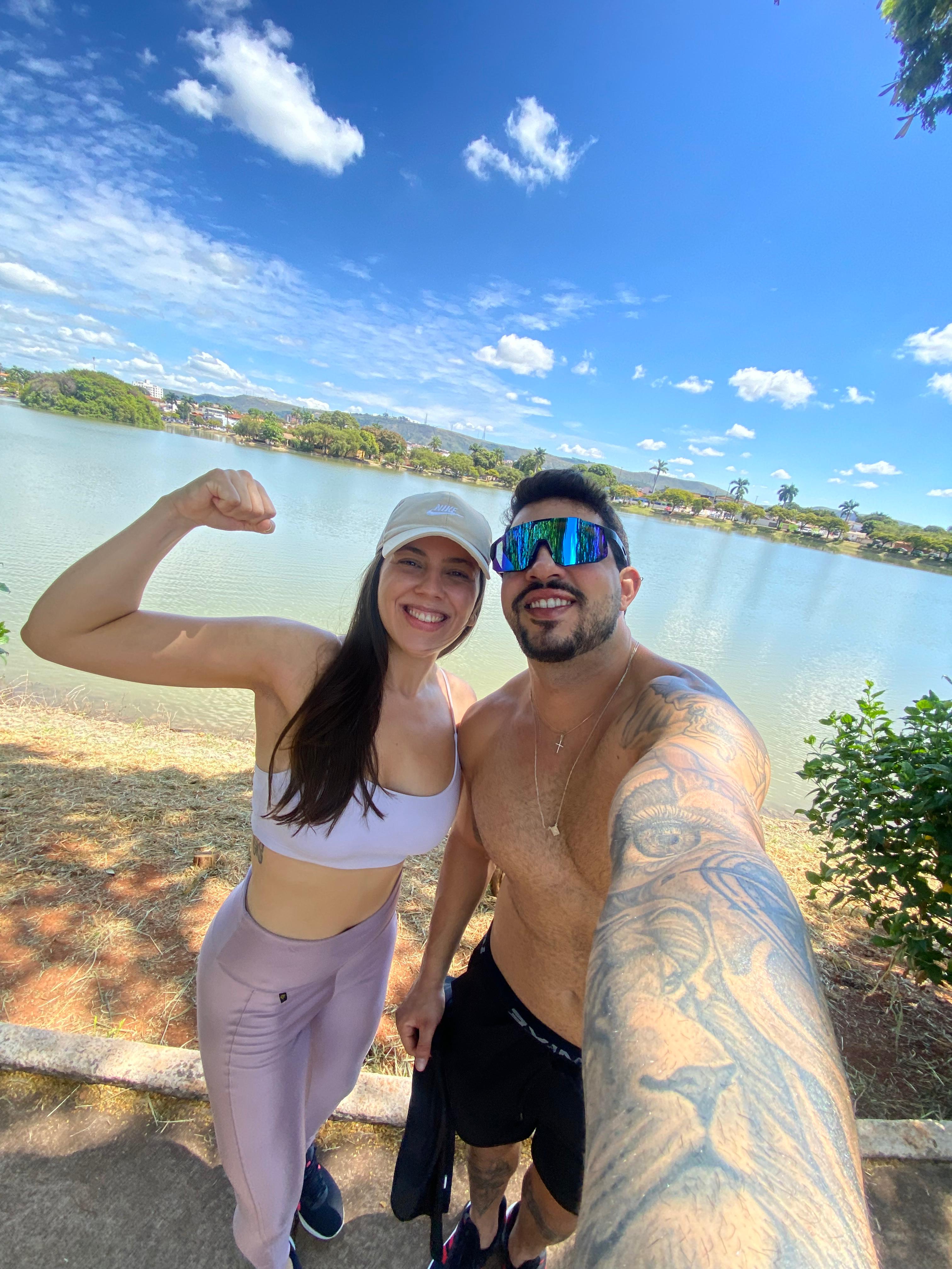 Thalyta e Maurício junto à lagoa, com Thalyta fazendo pose com o braço