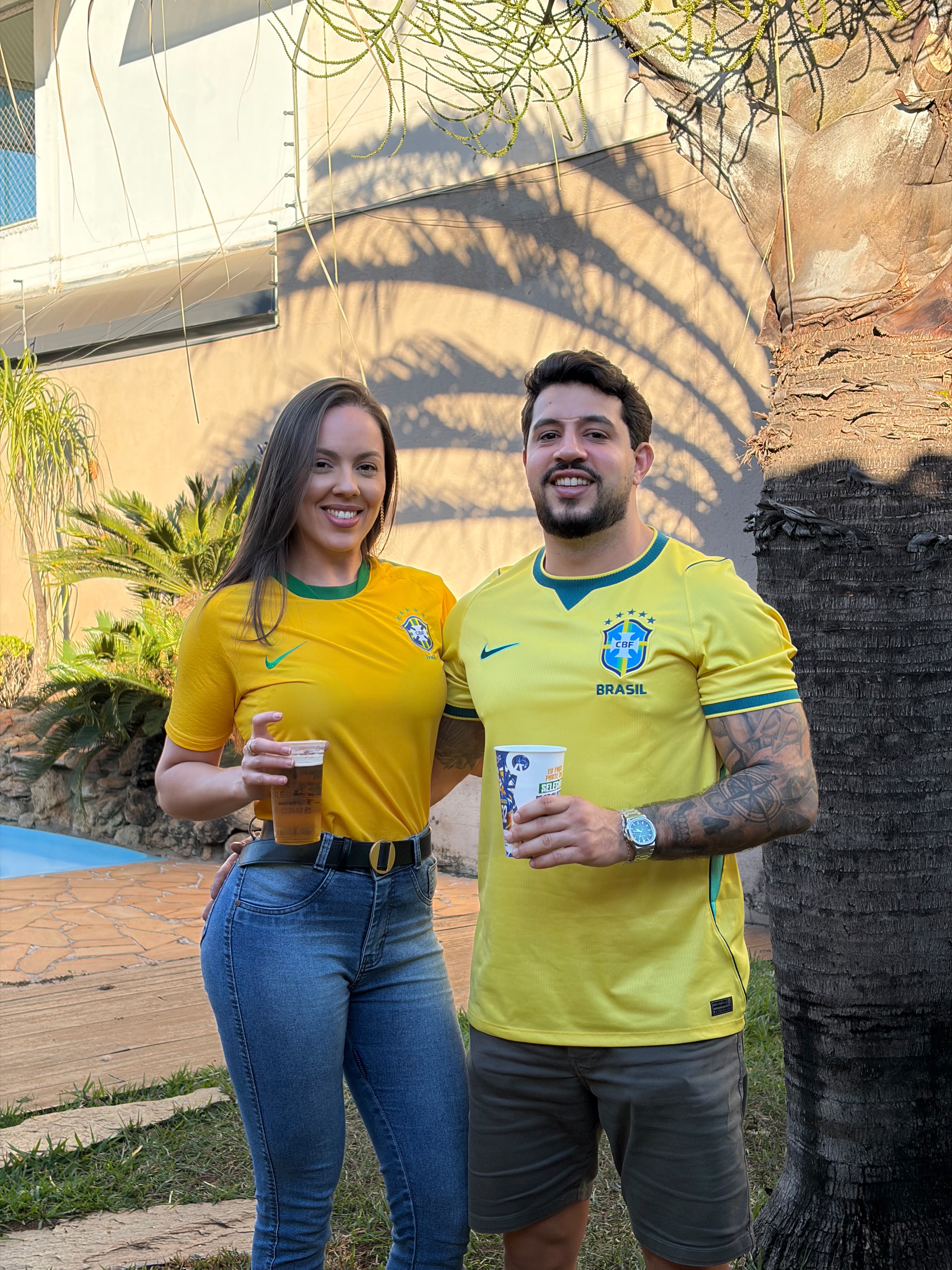Thalyta e Maurício com camisetas do Brasil